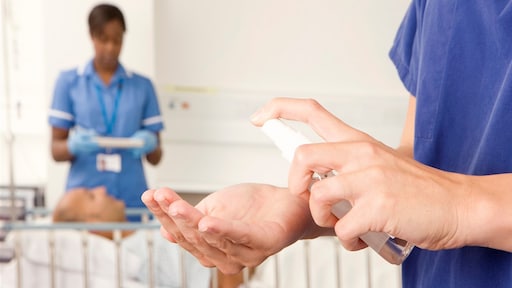 Onterecht ontslag voor verpleegkundige die collega’s 'fuck off-spray' gaf